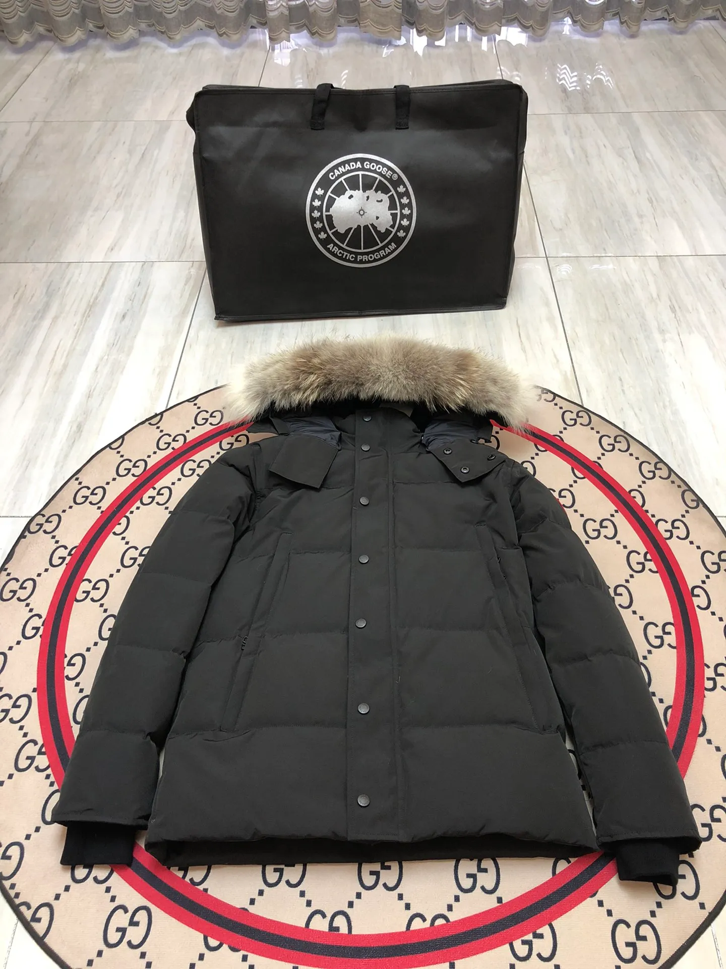 P800 Canada Goose Wyndham Parka has 29 styles for men and women. The hood and fur collar are detachable. My personal favorite is simple and elegant. It is clean and tidy. All Arctic and Antarctic scientific expedition teams choose Canada Goose as their cold wear. It is the Rolls-Royce of down jackets. ➖ Industry-leading anti-counterfeiting chip sensing. ➖ Imported Behringer embroidery machines and customized embroidery labels, the highest level and industry leading. ➖ Imported Korean 21-count polyester-cotton blended original fabric, TC85 waterproof coated fabric, water-repellent, windproof and wear-resistant. ➖ The new national standard 80 white duck down is filled with an average of 520 grams of down. The amount of down filled is industry-leading. ➖ 100% nylon lining with double double-layer sealing design to prevent velvet running, and seamless thread design on the cuffs! ➖ Western Canadian Green Wolf Collar. ➖ Yoshida YKK provides original factory-customized electroplated sliders. YKK two-way lockable zippers are tight and smooth and do not peel off paint. ➖ 3M composite Velcro is durable and the accessories and hardware are all custom-made. Note: Our copywriting is only simple and clear. Instead of bragging about the copywriting, it is better to compare and understand with samples. Only for the purest goose, the most dedicated, the most professional, the highest quality, the highest cost performance! SIZE:S-XXL [With size chart]
